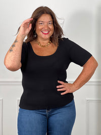 Top noir côtelé grande taille col rond évasé manches courtes – zoom buste curve – collier chaîne dorée maille large – Loïcia