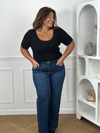 Top noir côtelé manches courtes grande taille avec jean large brut taille haute – silhouette curve casual chic – bijoux dorés – Loïcia
