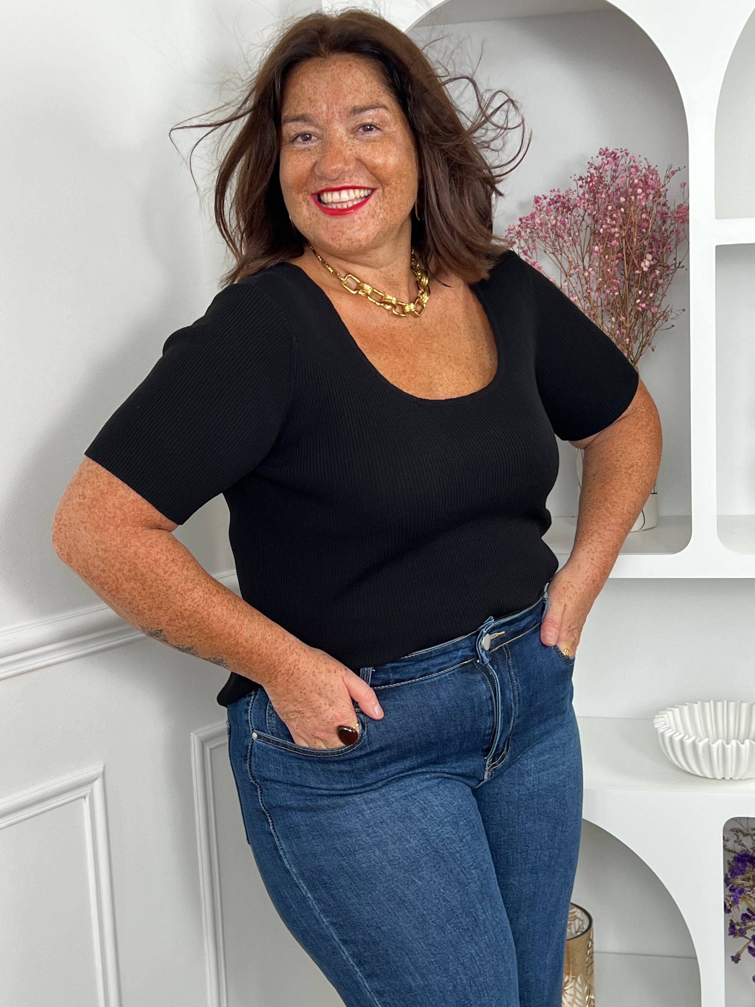 Détail col rond évasé top noir côtelé grande taille – matière côtelée ajustée curve – collier maille dorée et rouge à lèvres rouge – Loïcia