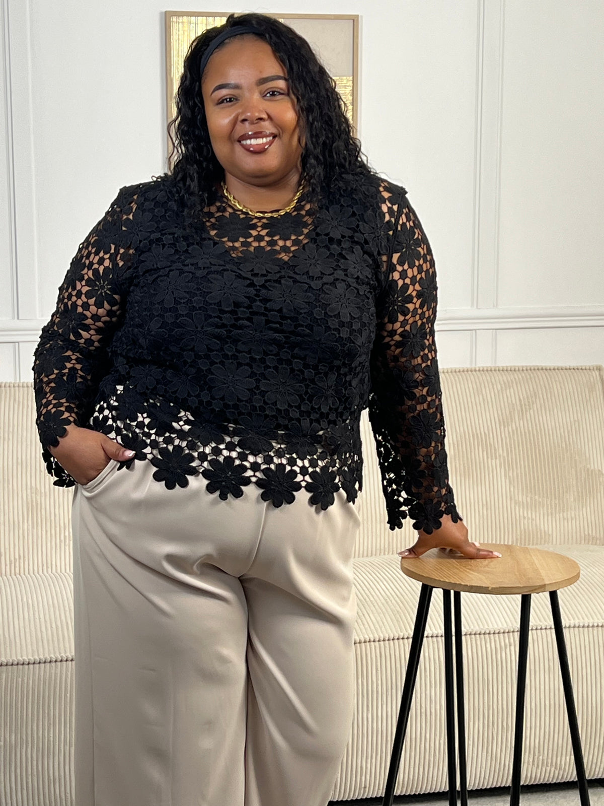 Élégant et moderne, ce top noir en crochet ajouré à manches longues séduit par son jeu de transparence délicat. Une pièce raffinée et tendance, parfaite pour apporter une touche chic et texturée à vos tenues quotidiennes.