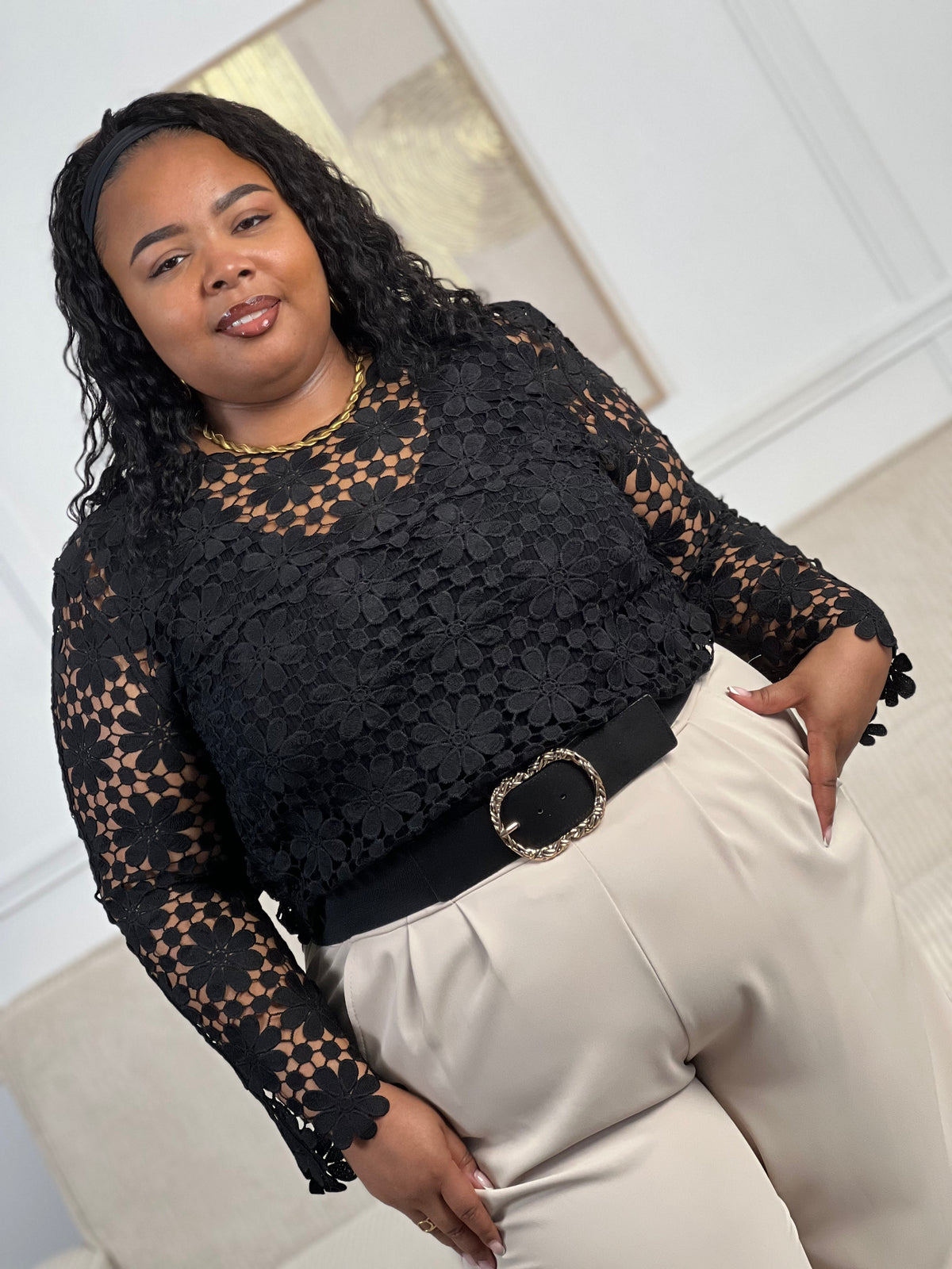 Élégant et moderne, ce top noir en crochet ajouré à manches longues séduit par son jeu de transparence délicat. Une pièce raffinée et tendance, parfaite pour apporter une touche chic et texturée à vos tenues quotidiennes.