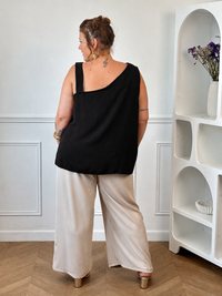 Top noir curve Made in Italy broche dorée épaule gauche vue de dos – Loïcia