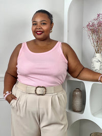 Top débardeur rose clair grande taille femme avec bretelles et col rond.