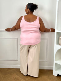 Débardeur rose grande taille femme à la coupe simple et confortable, idéal au quotidien.