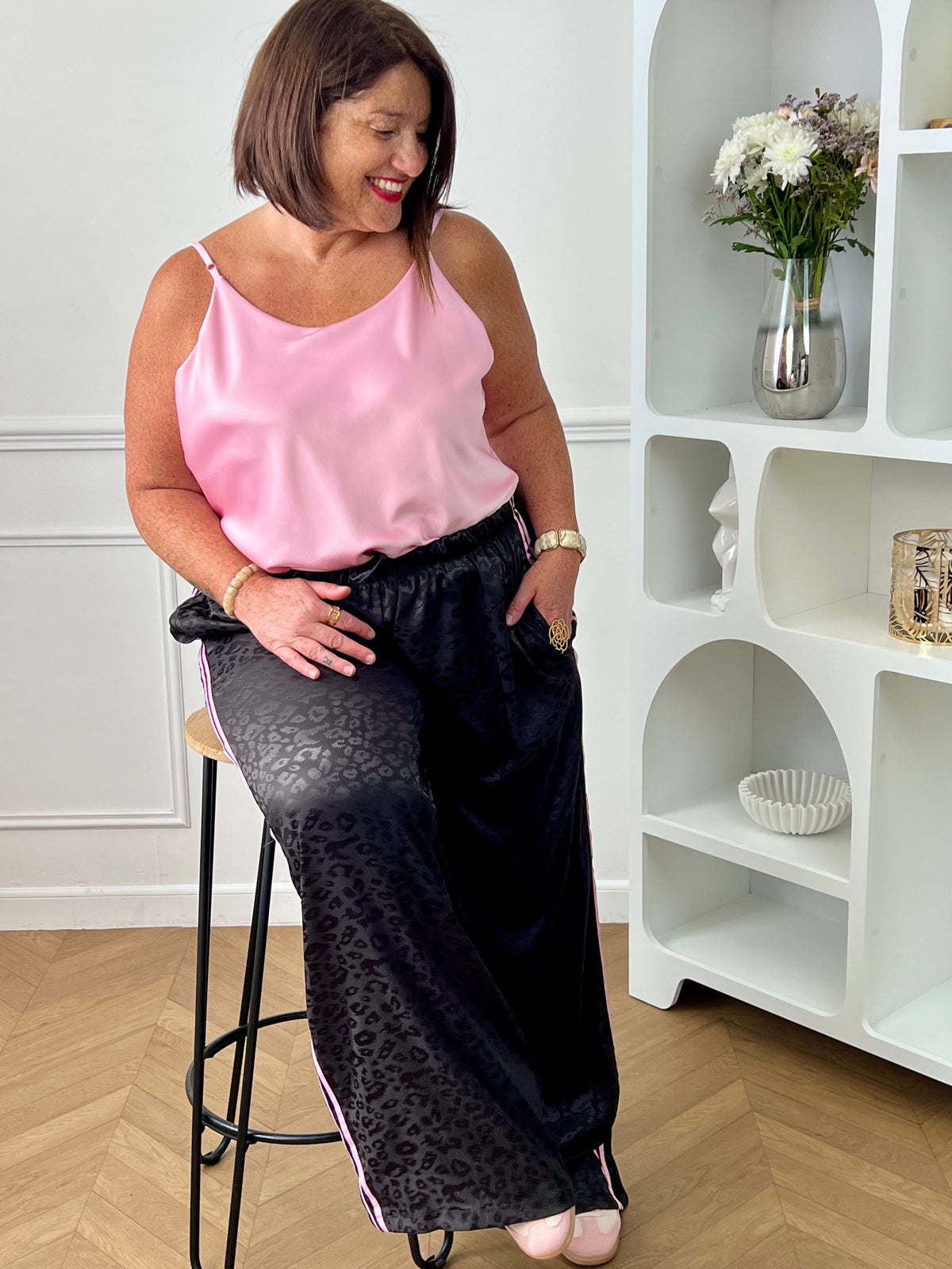 Top satiné rose clair femme grande taille, à la coupe ample et élégante. Son col rond à l'avant comme au dos offre une allure féminine, tandis que la dentelle délicate sur le bas apporte une touche raffinée. Doté de bretelles réglables, d'un effet satiné lumineux et d'une doublure confortable, ce top est idéal pour sublimer vos tenues avec élégance.