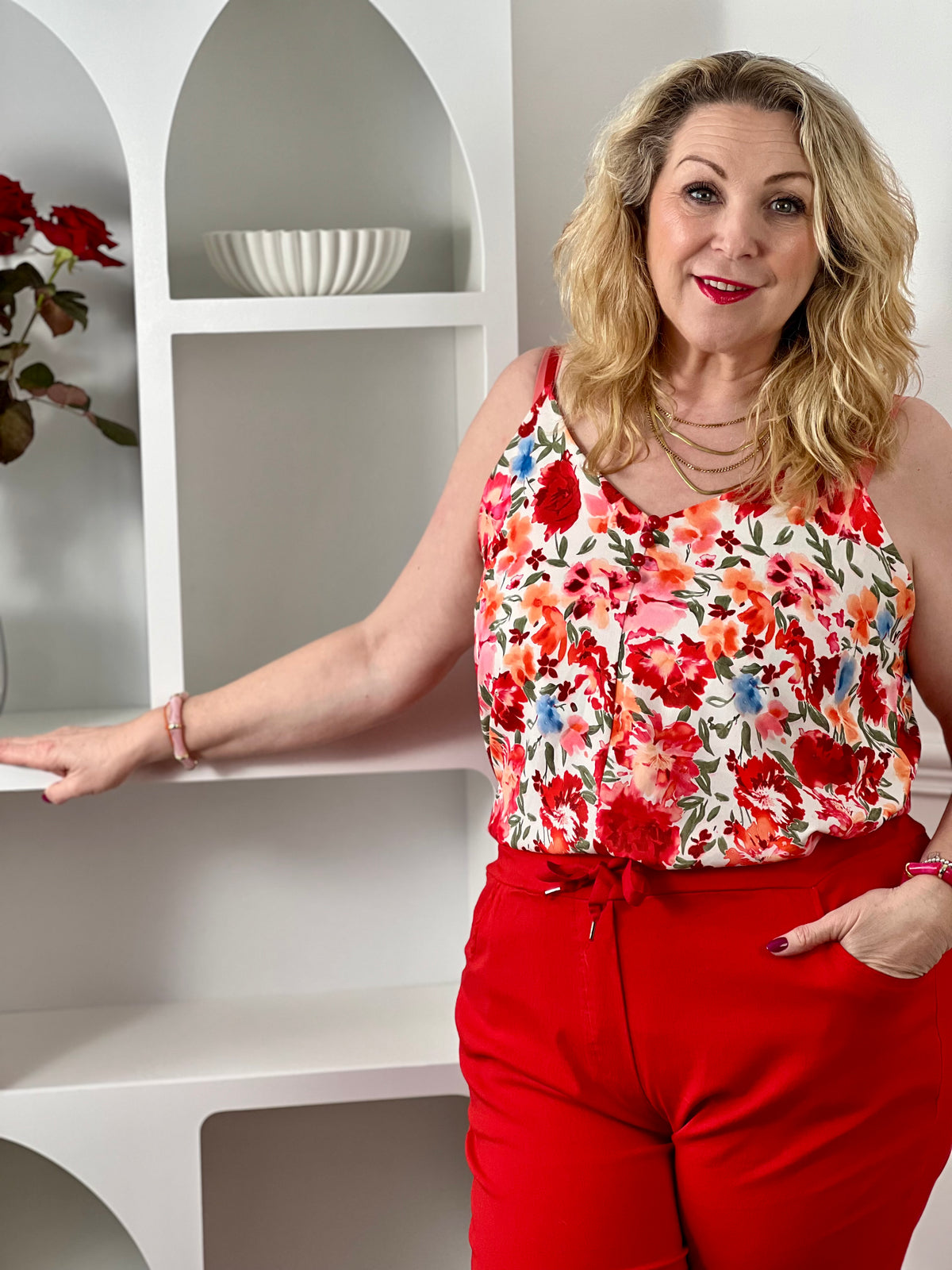 Ce top rouge à bretelles réglables séduit par son élégance discrète et son motif floral délicat dans les tons rose et beige. Léger, féminin et facile à porter, il ajoute une touche romantique à n’importe quelle tenue.