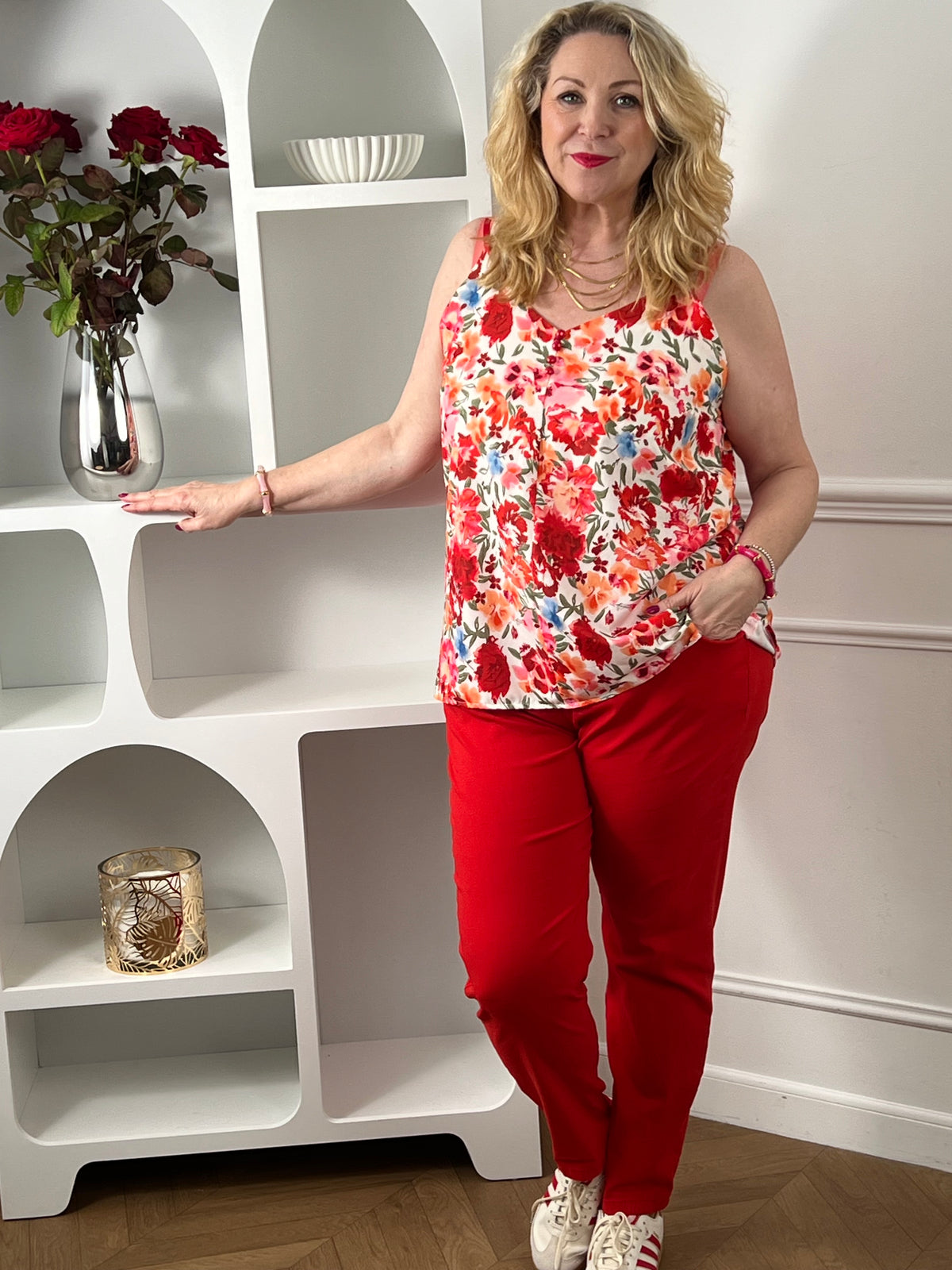 Ce top rouge à bretelles réglables séduit par son élégance discrète et son motif floral délicat dans les tons rose et beige. Léger, féminin et facile à porter, il ajoute une touche romantique à n’importe quelle tenue.