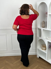 Dos top rouge côtelé grande taille col carré – silhouette curve de dos avec pantalon large noir – Loïcia