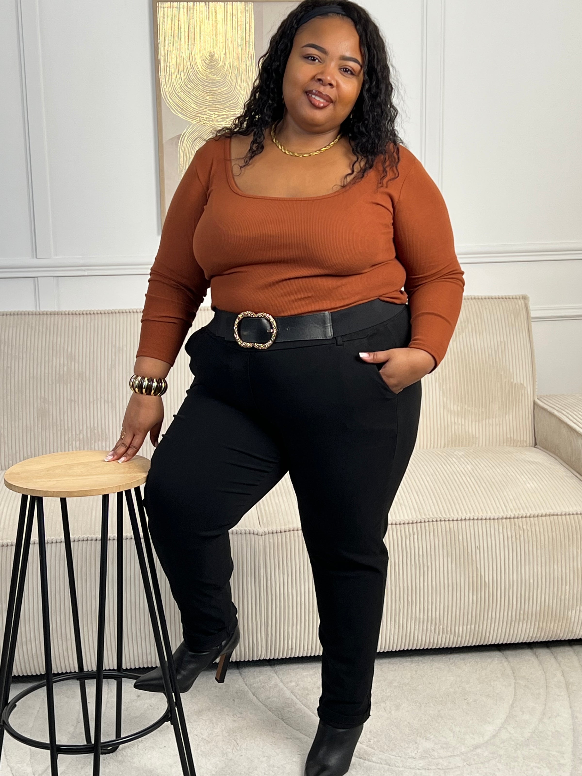 Indispensable du dressing, ce top rouille manches longues mise sur la simplicité et l'efficacité. Sa coupe épurée en fait une pièce facile à porter et à associer, parfaite en toute saison, seule ou sous une veste.