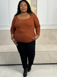 Indispensable du dressing, ce top rouille manches longues mise sur la simplicité et l'efficacité. Sa coupe épurée en fait une pièce facile à porter et à associer, parfaite en toute saison, seule ou sous une veste.