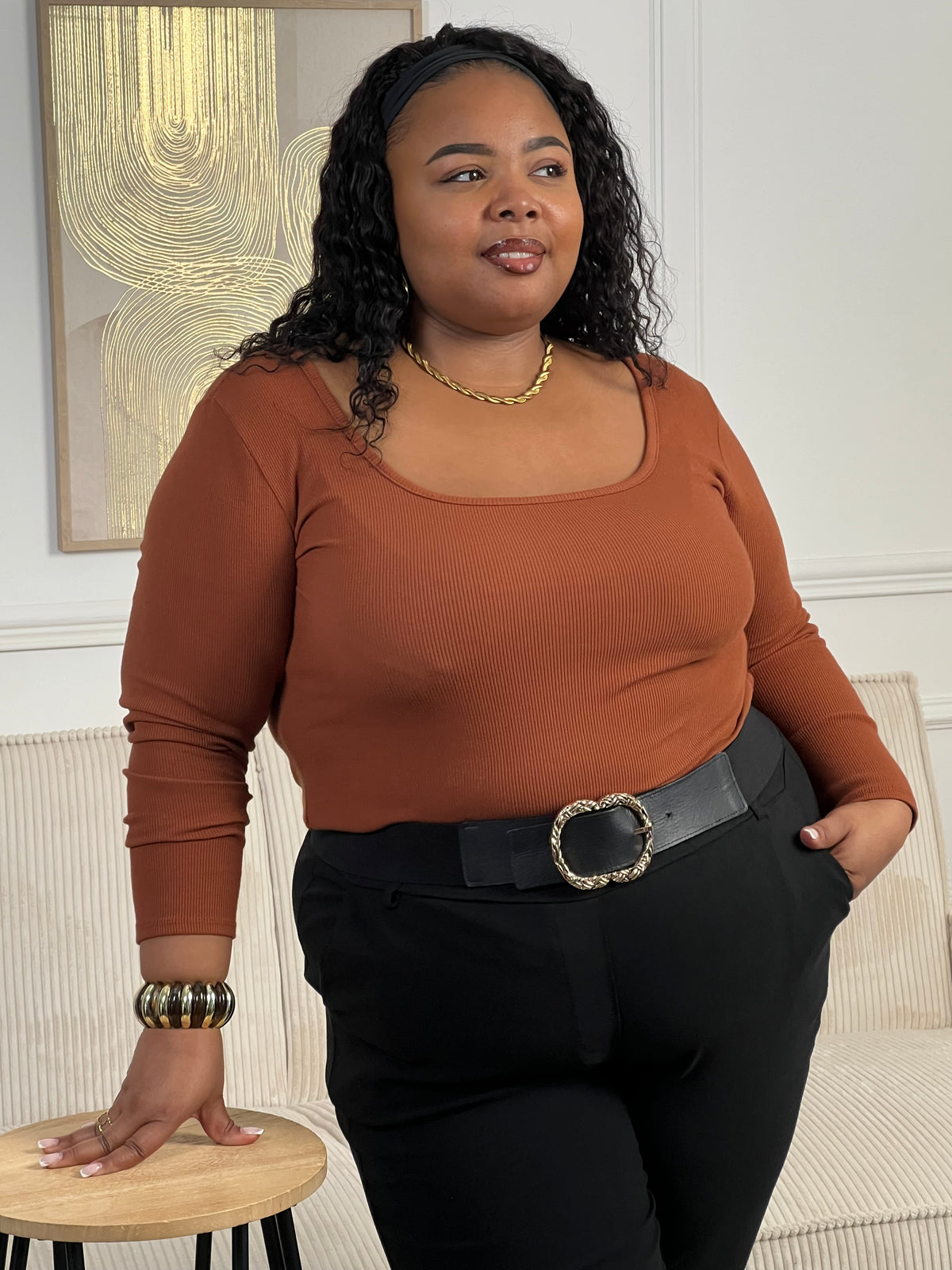 Indispensable du dressing, ce top rouille manches longues mise sur la simplicité et l'efficacité. Sa coupe épurée en fait une pièce facile à porter et à associer, parfaite en toute saison, seule ou sous une veste.