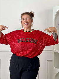 Affichez votre style avec ce top rouge à sequins grande taille femme, idéal pour apporter une touche d’éclat à vos tenues. Entièrement recouvert de sequins lumineux, il attire tous les regards tout en offrant une allure festive et tendance. Son col rond en tissu et ses manches courtes assurent un confort optimal, tandis que l’inscription « Belgique » met à l’honneur les couleurs emblématiques rouge, noir et jaune. Une pièce originale et pétillante pour un look qui ne passe pas inaperçu.