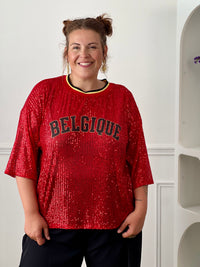 Affichez votre style avec ce top rouge à sequins grande taille femme, idéal pour apporter une touche d’éclat à vos tenues. Entièrement recouvert de sequins lumineux, il attire tous les regards tout en offrant une allure festive et tendance. Son col rond en tissu et ses manches courtes assurent un confort optimal, tandis que l’inscription « Belgique » met à l’honneur les couleurs emblématiques rouge, noir et jaune. Une pièce originale et pétillante pour un look qui ne passe pas inaperçu.