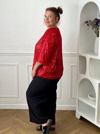 Affichez votre style avec ce top rouge à sequins grande taille femme, idéal pour apporter une touche d’éclat à vos tenues. Entièrement recouvert de sequins lumineux, il attire tous les regards tout en offrant une allure festive et tendance. Son col rond en tissu et ses manches courtes assurent un confort optimal, tandis que l’inscription « Belgique » met à l’honneur les couleurs emblématiques rouge, noir et jaune. Une pièce originale et pétillante pour un look qui ne passe pas inaperçu.