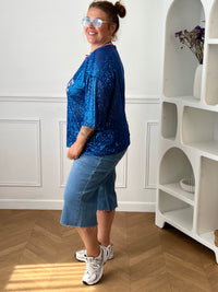 Affichez vos couleurs avec ce top bleu à sequins grande taille femme, parfait pour un look festif et original. Entièrement recouvert de sequins scintillants, il attire tous les regards tout en offrant une allure tendance. Son col rond en tissu et ses manches courtes garantissent un confort optimal, tandis que l’inscription « France » met à l’honneur les couleurs emblématiques bleu, blanc et rouge. Une pièce idéale pour soutenir votre équipe ou apporter une touche de brillance à vos tenues.