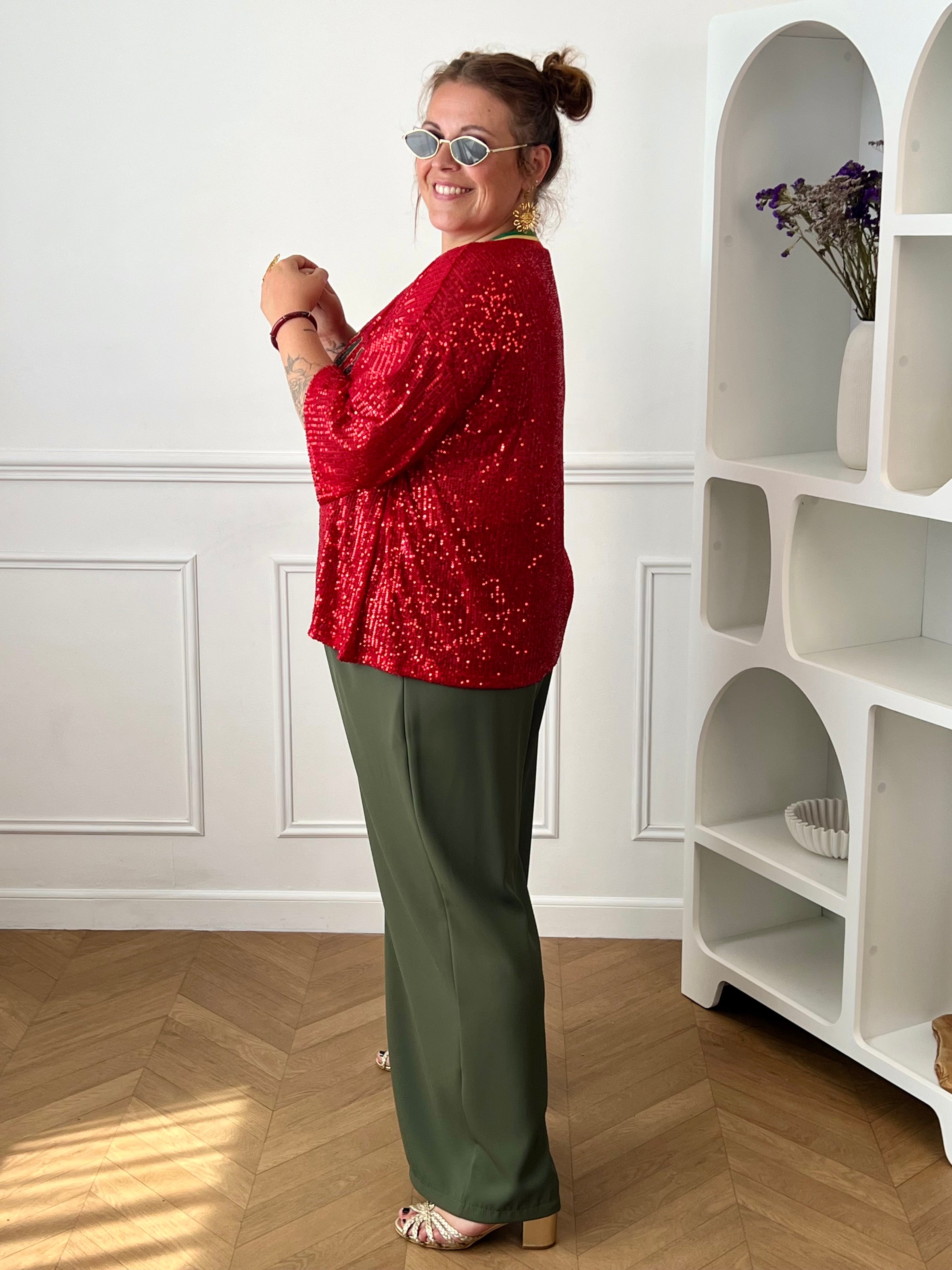 Affichez votre passion avec ce top rouge à sequins grande taille femme, parfait pour un look festif et tendance. Entièrement recouvert de sequins scintillants, il attire tous les regards tout en apportant une touche de glamour. Son col rond en tissu et ses manches courtes offrent un confort optimal, tandis que l’inscription « Portugal » met à l’honneur les couleurs emblématiques rouge, vert et jaune. Une pièce originale et lumineuse, idéale pour soutenir votre équipe ou dynamiser vos tenues.