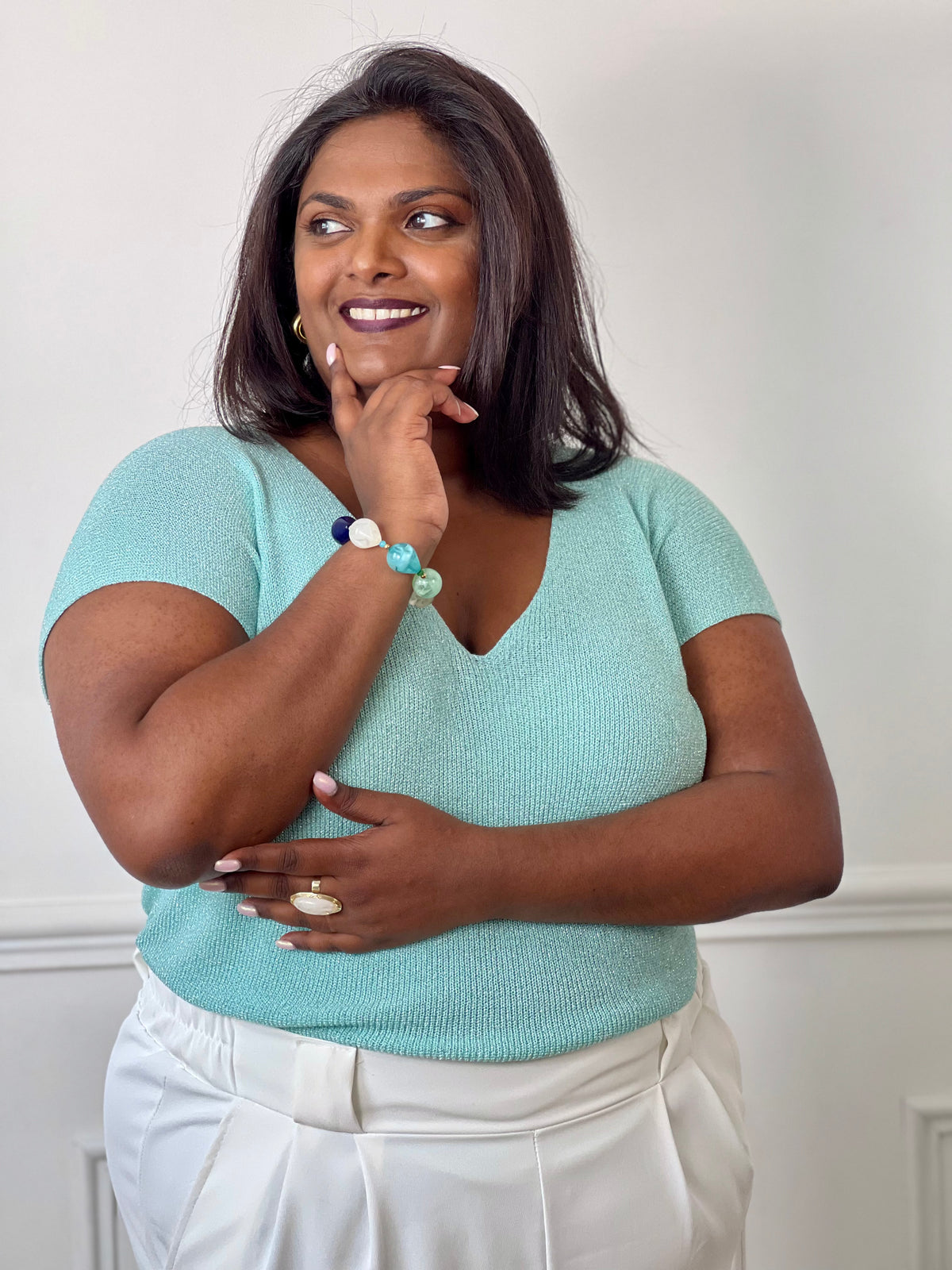 Tee-shirt turquoise femme grande taille sans manches, doté d’un élégant col V et rehaussé de délicats fils de lurex argenté brillant. Sa coupe confortable et féminine met en valeur la silhouette tout en apportant une touche lumineuse et tendance à vos tenues du quotidien comme de soirée. Un indispensable pour allier confort, style et éclat.&nbsp;