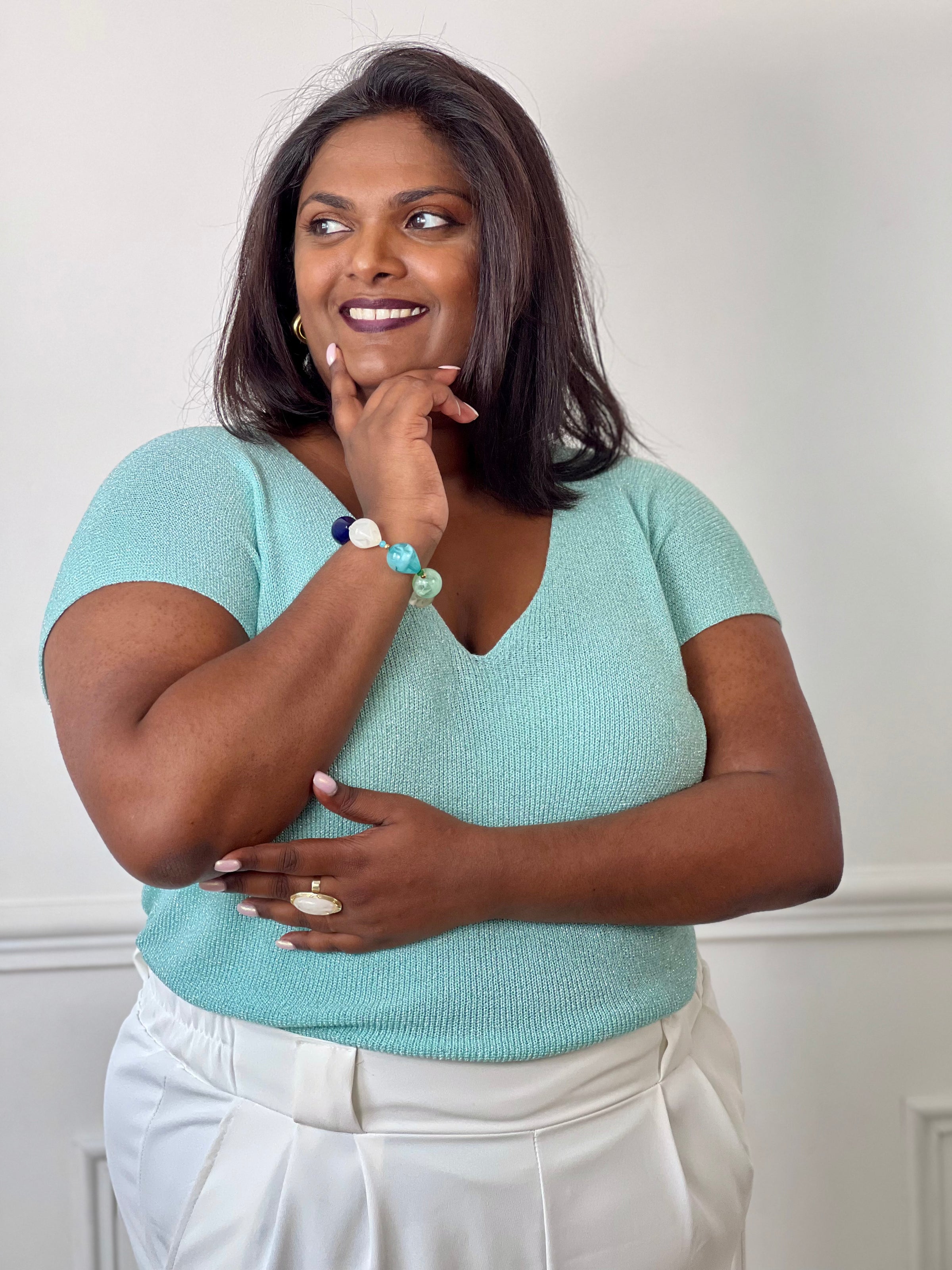 Tee-shirt turquoise femme grande taille sans manches, doté d’un élégant col V et rehaussé de délicats fils de lurex argenté brillant. Sa coupe confortable et féminine met en valeur la silhouette tout en apportant une touche lumineuse et tendance à vos tenues du quotidien comme de soirée. Un indispensable pour allier confort, style et éclat.&nbsp;