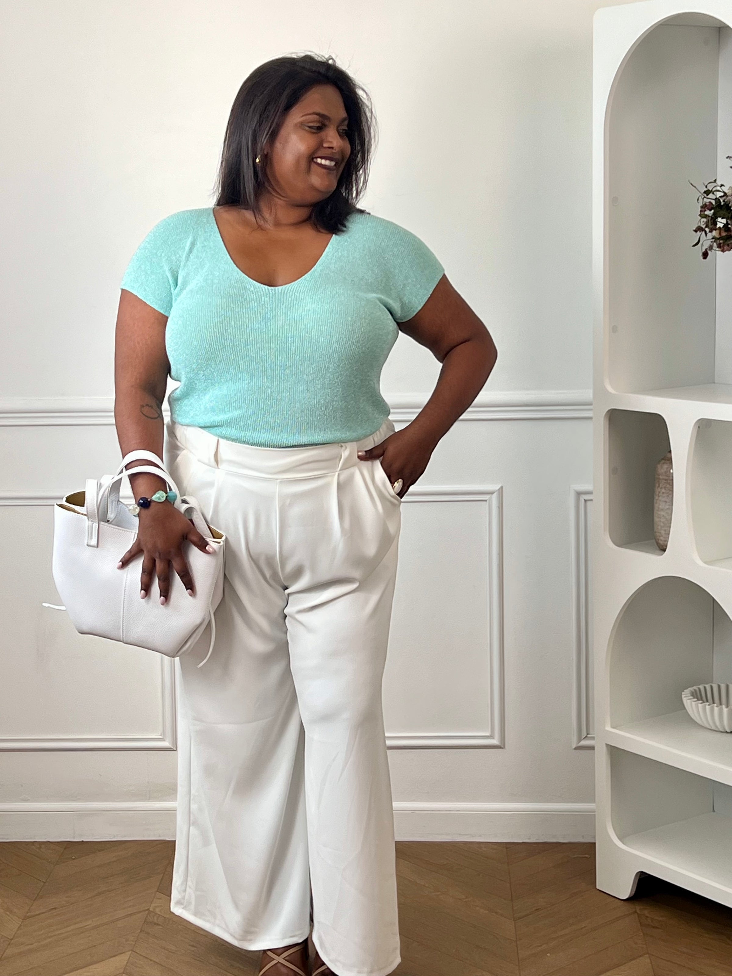 Tee-shirt turquoise femme grande taille sans manches, doté d’un élégant col V et rehaussé de délicats fils de lurex argenté brillant. Sa coupe confortable et féminine met en valeur la silhouette tout en apportant une touche lumineuse et tendance à vos tenues du quotidien comme de soirée. Un indispensable pour allier confort, style et éclat.&nbsp;
