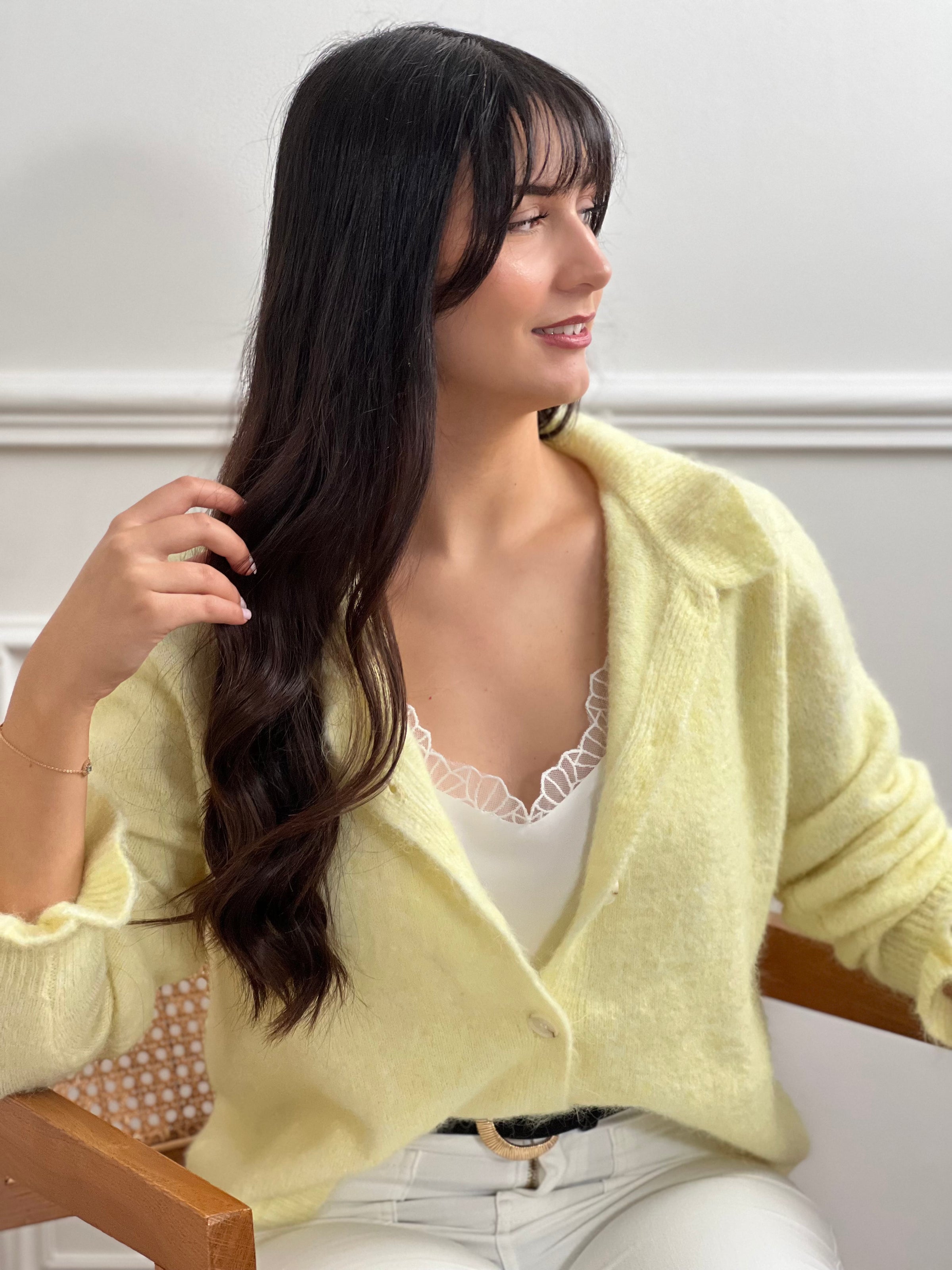 Adoptez un look rafraîchissant avec ce haut blanc décontracté de Leonia. Parfait pour les journées ensoleillées, il offre un ajustement confortable et un coupé élégant. Ajoutez ce haut à votre garde-robe pour un style tendance.