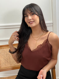 Adoptez un look rafraîchissant avec ce haut marron décontracté de Leonia. Parfait pour les journées ensoleillées, il offre un ajustement confortable et un coupé élégant. Ajoutez ce haut à votre garde-robe pour un style tendance.