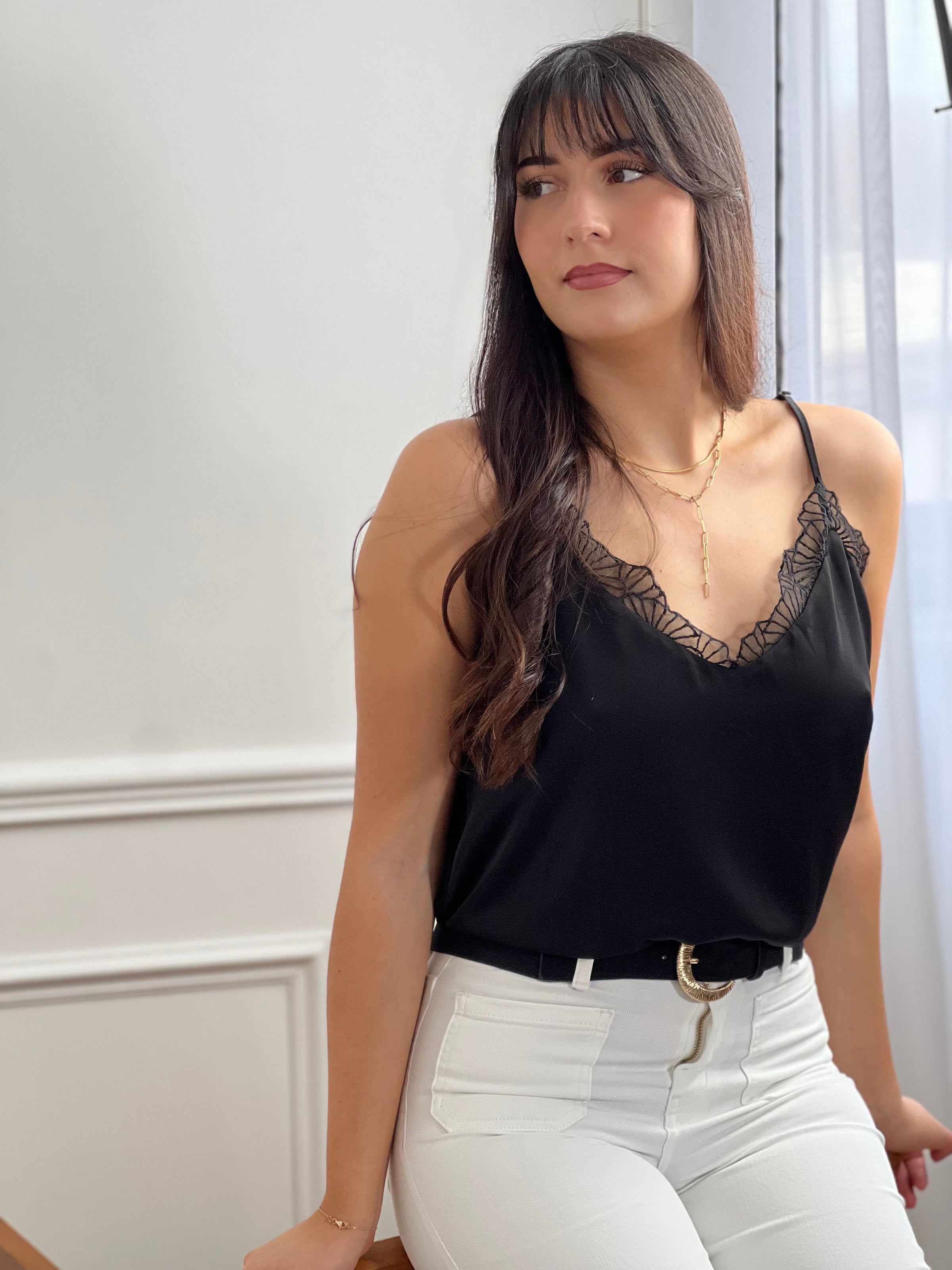 Adoptez un look rafraîchissant avec ce haut noir décontracté de Leonia. Parfait pour les journées ensoleillées, il offre un ajustement confortable et un coupé élégant. Ajoutez ce haut à votre garde-robe pour un style tendance.