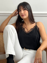 Adoptez un look rafraîchissant avec ce haut noir décontracté de Leonia. Parfait pour les journées ensoleillées, il offre un ajustement confortable et un coupé élégant. Ajoutez ce haut à votre garde-robe pour un style tendance.