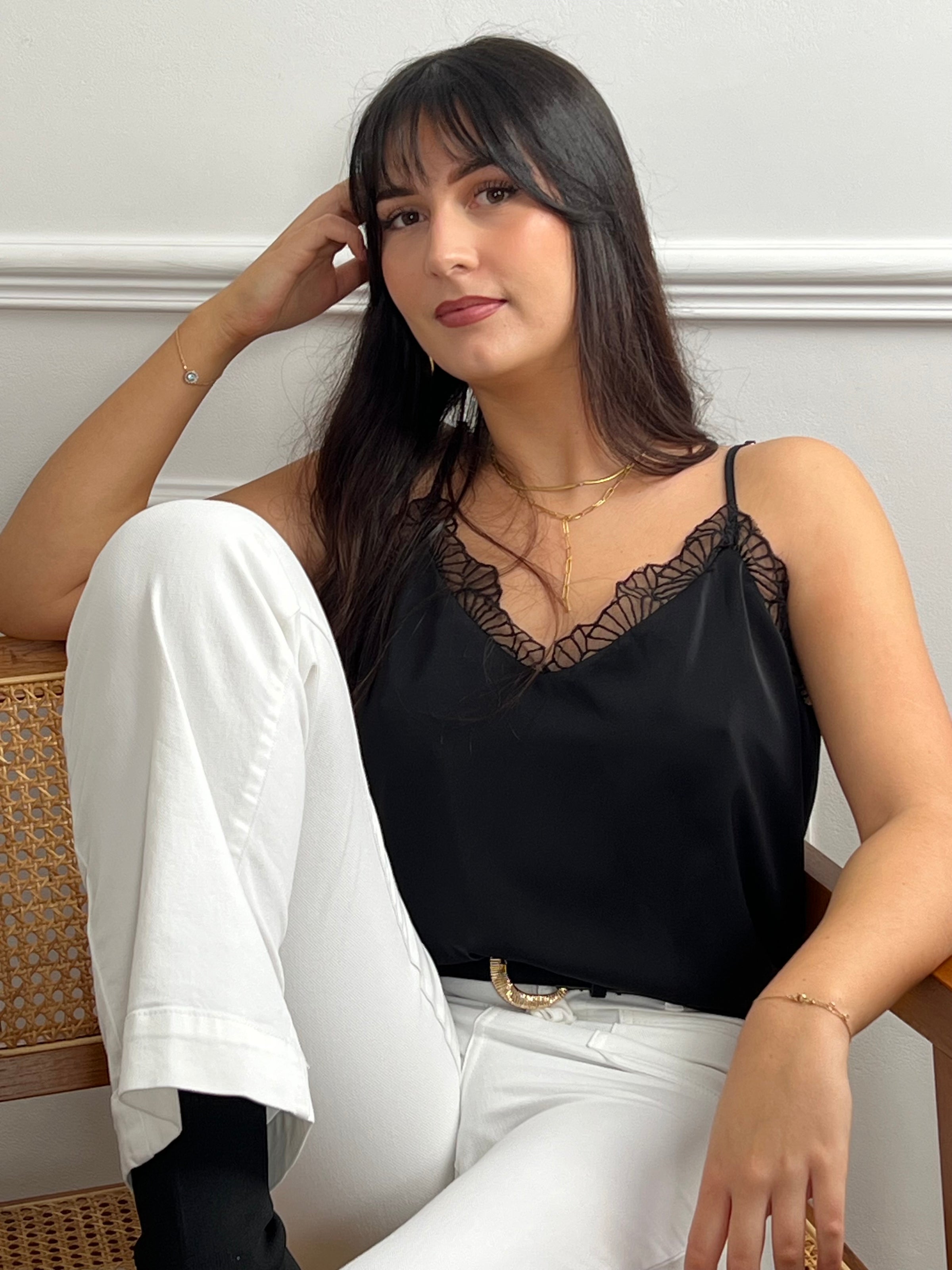 Adoptez un look rafraîchissant avec ce haut noir décontracté de Leonia. Parfait pour les journées ensoleillées, il offre un ajustement confortable et un coupé élégant. Ajoutez ce haut à votre garde-robe pour un style tendance.