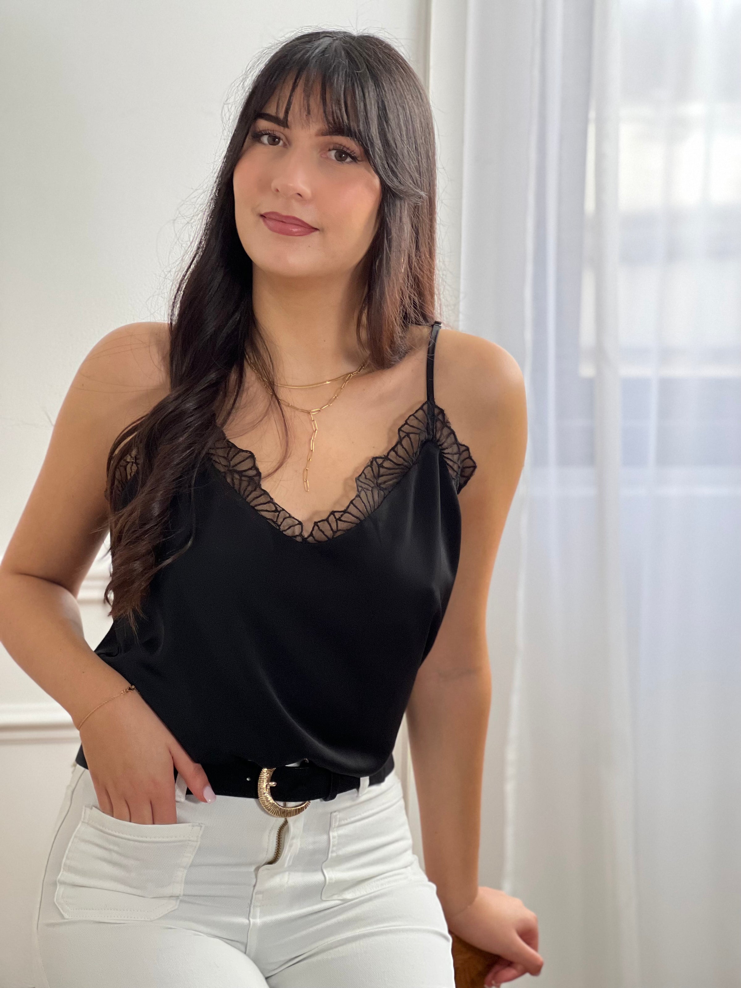 Adoptez un look rafraîchissant avec ce haut noir décontracté de Leonia. Parfait pour les journées ensoleillées, il offre un ajustement confortable et un coupé élégant. Ajoutez ce haut à votre garde-robe pour un style tendance.