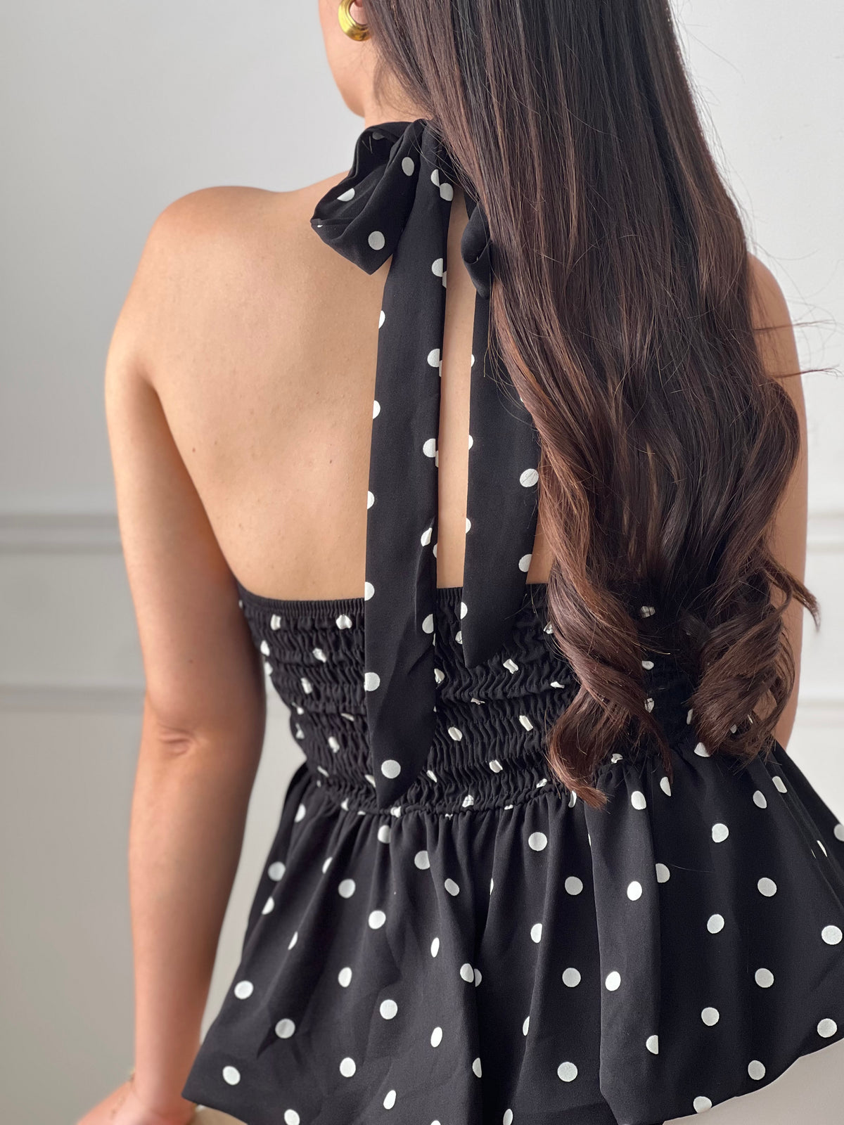 Top noir à pois femme, idéal pour un look féminin et tendance. Avec son col rond agrémenté de liens à nouer et son dos ainsi que ses épaules nus, il apporte une touche élégante et estivale. Doté d’un élastique au dos pour plus de confort, il se distingue par ses motifs pois blancs intemporels. Facile à associer, ce top noir et blanc est parfait pour une tenue chic et décontractée.