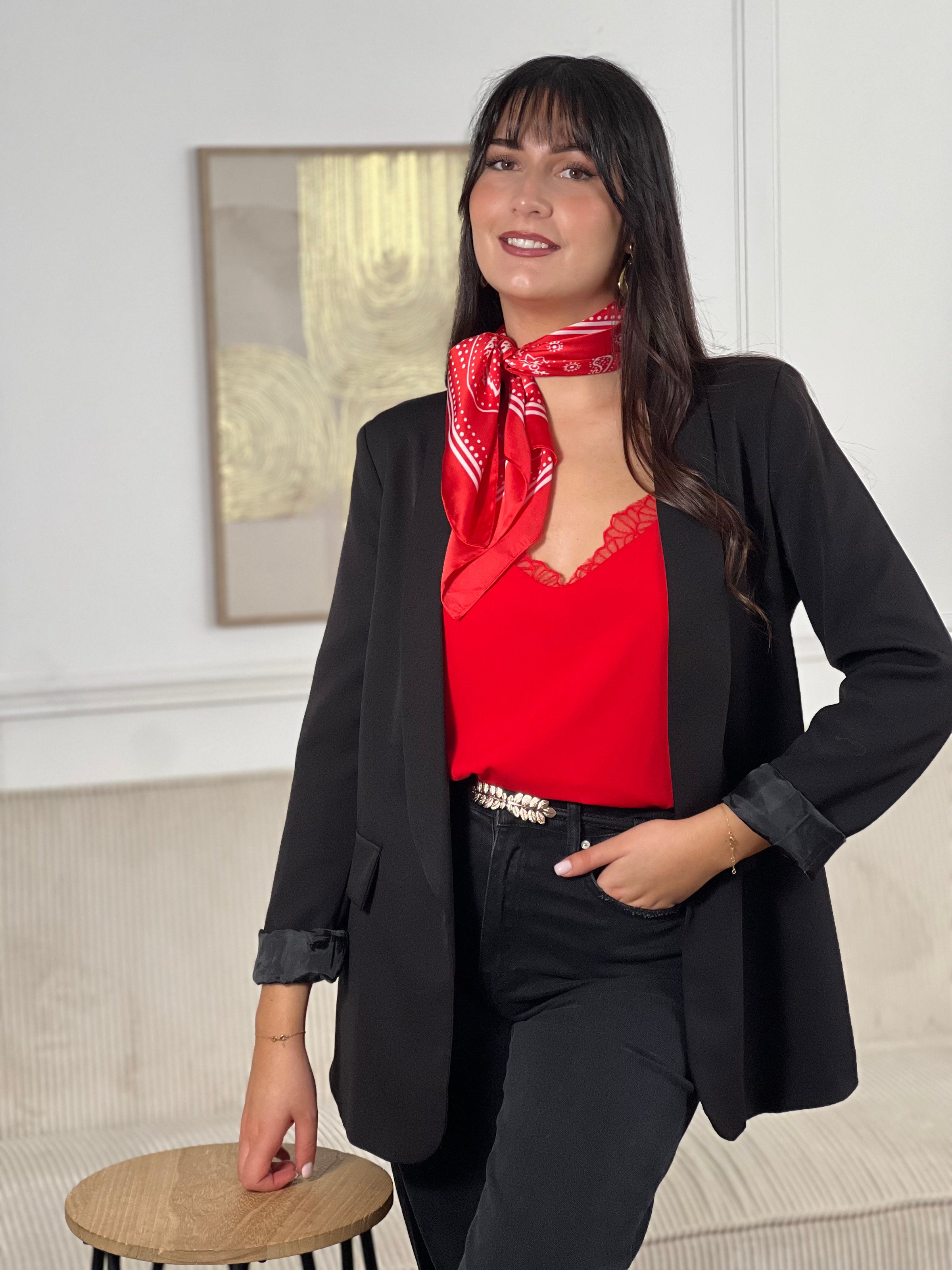 Adoptez un look rafraîchissant avec ce haut rouge décontracté de Leonia. Parfait pour les journées ensoleillées, il offre un ajustement confortable et un coupé élégant. Ajoutez ce haut à votre garde-robe pour un style tendance.