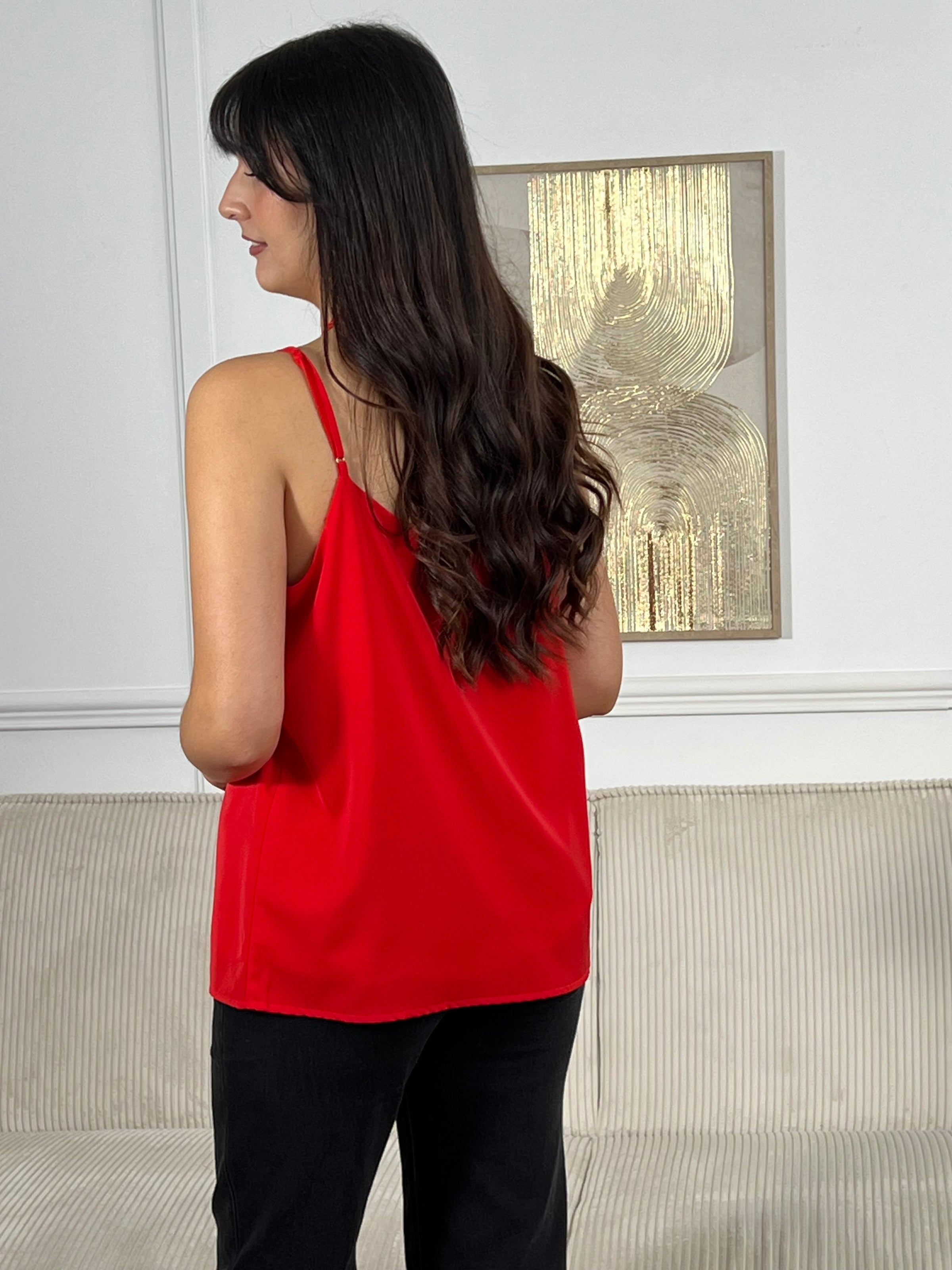 Adoptez un look rafraîchissant avec ce haut rouge décontracté de Leonia. Parfait pour les journées ensoleillées, il offre un ajustement confortable et un coupé élégant. Ajoutez ce haut à votre garde-robe pour un style tendance.