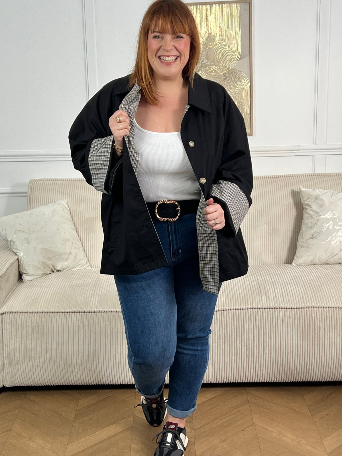 Découvrez notre trench court noir en coton, conçu pour les femmes grande taille. Avec son col chemise classique et ses manches longues, ce pièce incontournable allie élégance et confort. Deux poches latérales pratiques, une rangée de boutons sur toute la longueur et un intérieur à carreaux pour plus de style.