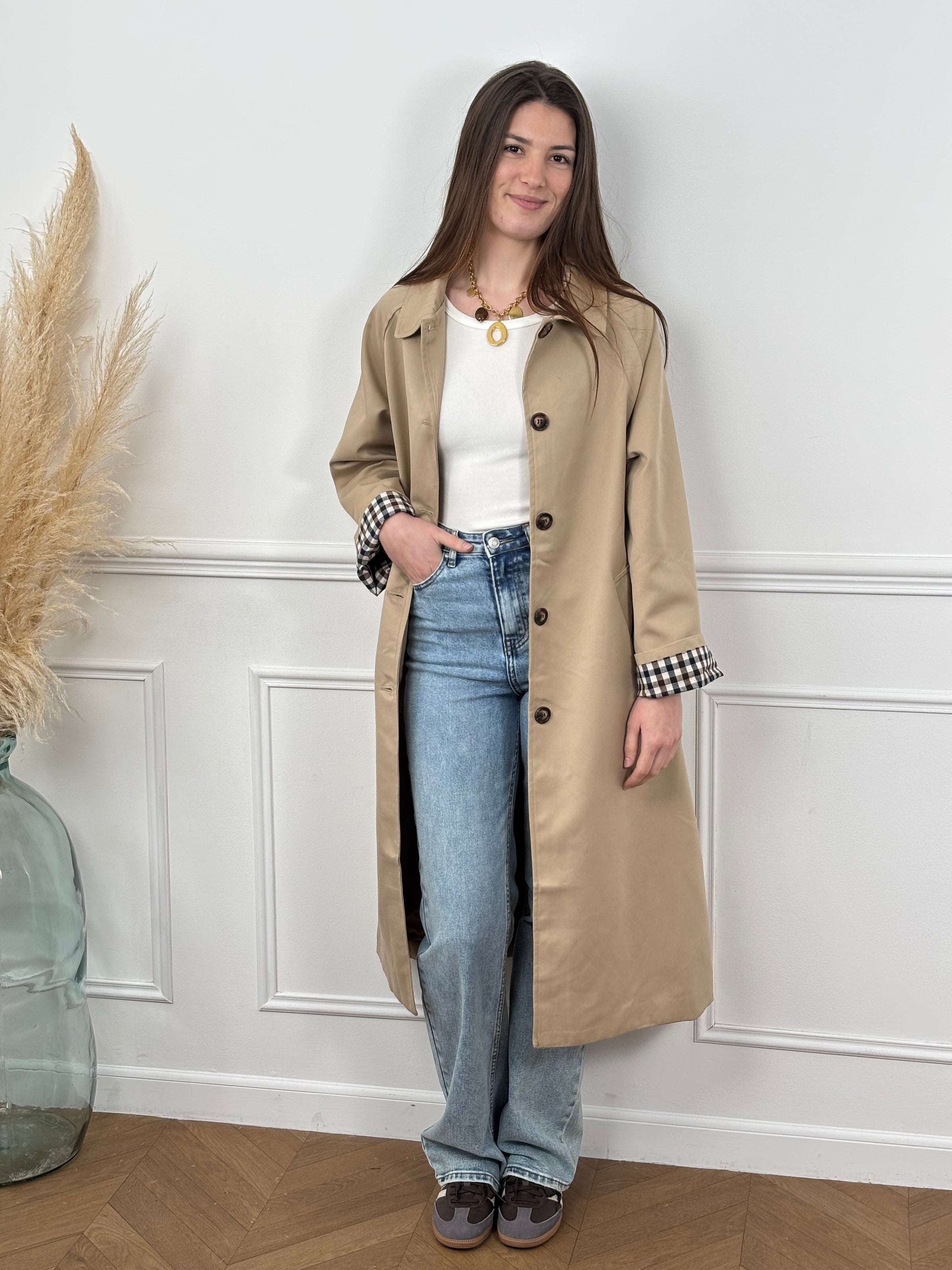 Découvrez notre trench long Eda, la pièce incontournable pour sublimer vos tenues. Confectionné en beige intemporel, ce manteau allie élégance et polyvalence.