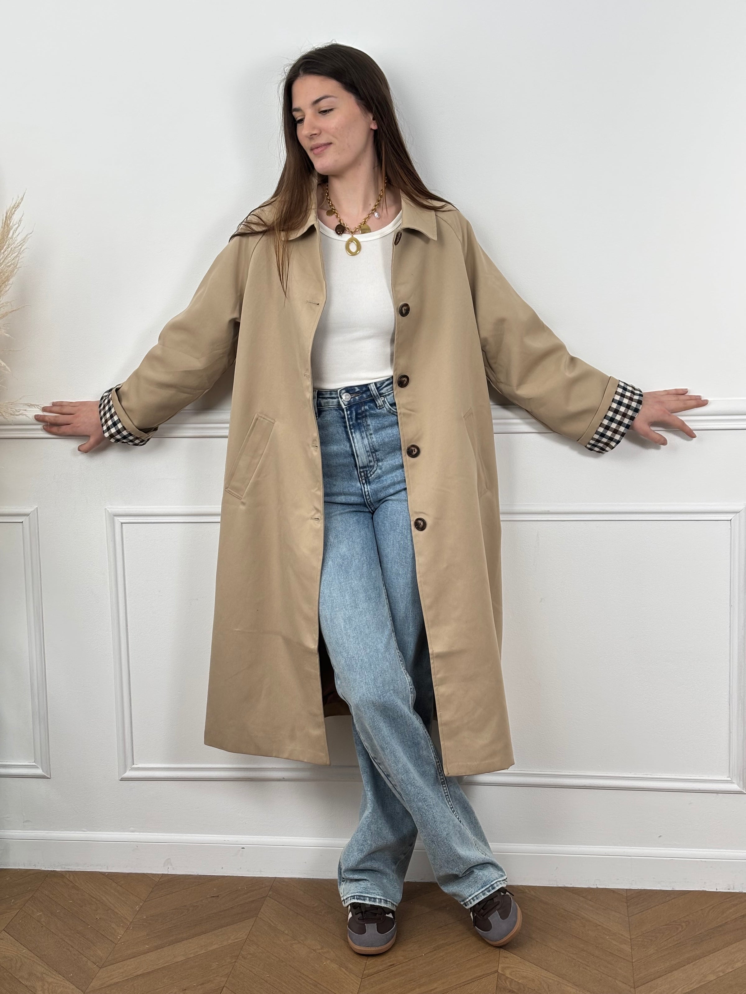 Découvrez notre trench long Eda, la pièce incontournable pour sublimer vos tenues. Confectionné en beige intemporel, ce manteau allie élégance et polyvalence.