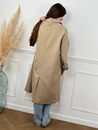 Découvrez notre trench long Eda, la pièce incontournable pour sublimer vos tenues. Confectionné en beige intemporel, ce manteau allie élégance et polyvalence.