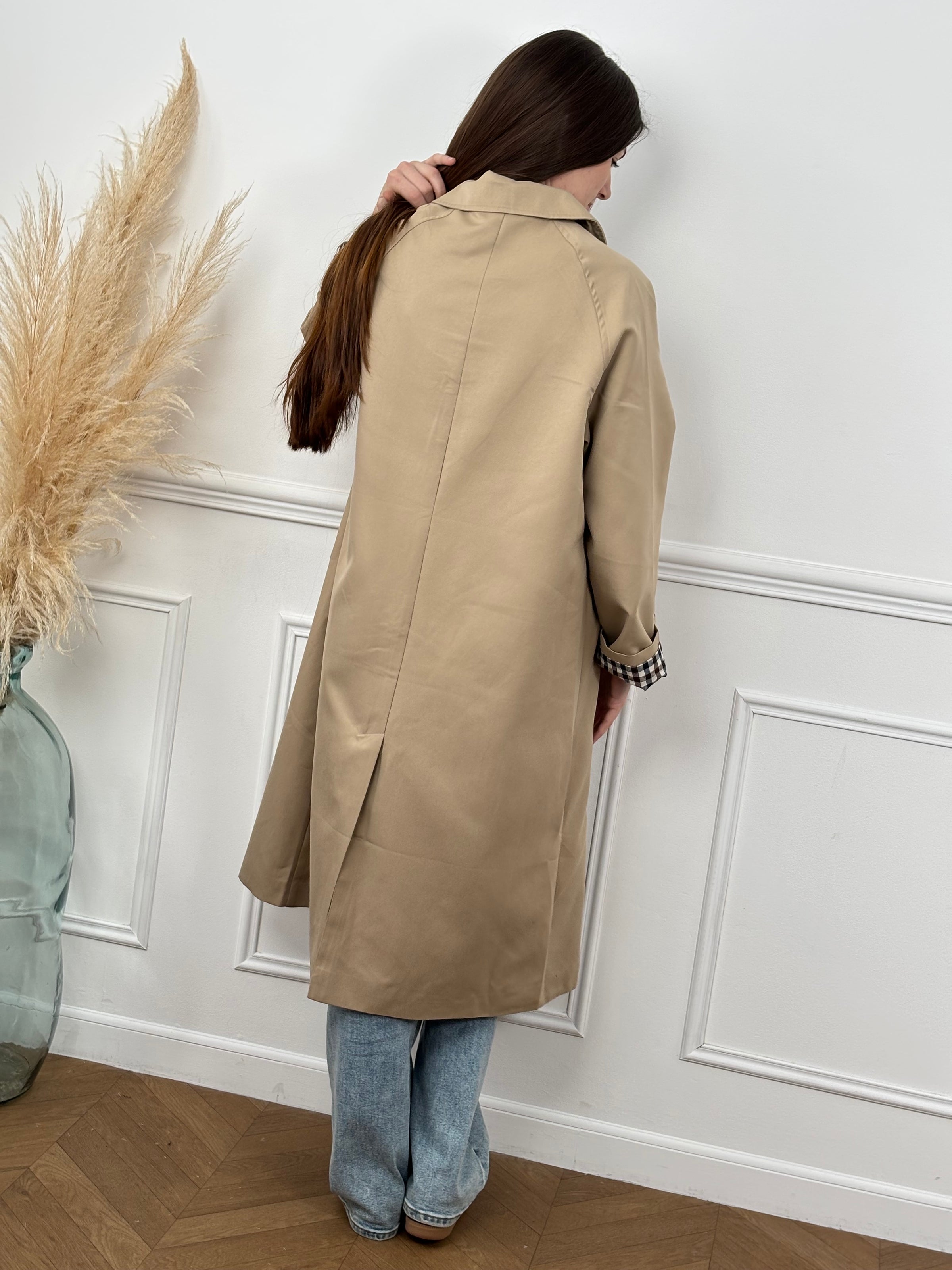 Découvrez notre trench long Eda, la pièce incontournable pour sublimer vos tenues. Confectionné en beige intemporel, ce manteau allie élégance et polyvalence.