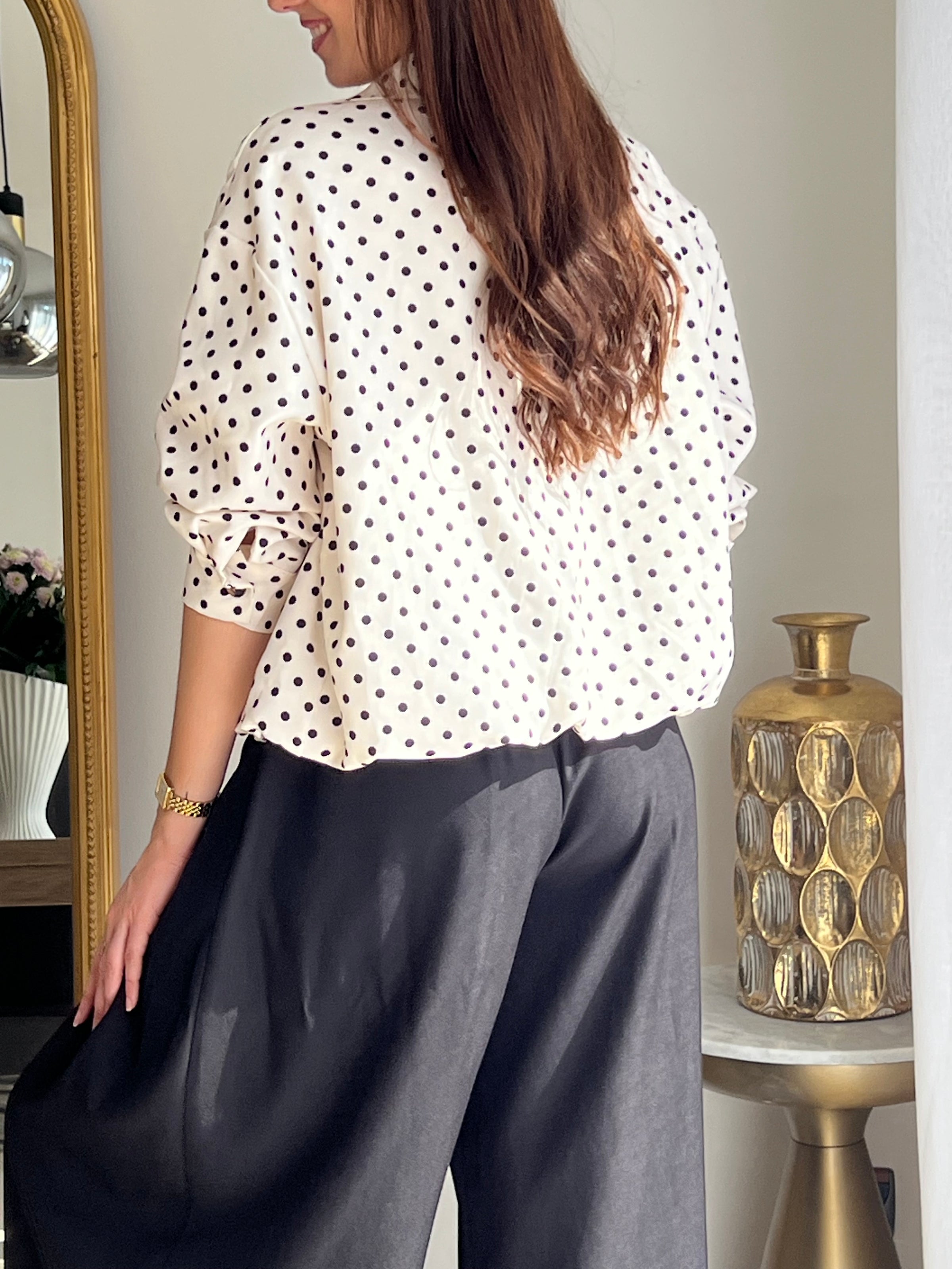 Veste femme écrue à pois noirs, légère et tendance, parfaite pour compléter un look chic et décontracté. Dotée de manches longues, d’une fermeture éclair et de poches latérales pratiques, elle allie style et fonctionnalité. Les boutons aux manches et l’élastique sur le bas apportent une finition moderne et confortable. Un indispensable facile à porter en toute saison.