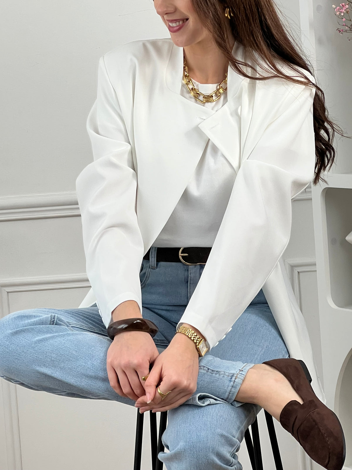 Optez pour cette veste femme au style moderne et structuré. Sa coupe asymétrique croisée sur le devant lui apporte une allure élégante et originale. Dotée de manches longues, d’un col montant et d’un bouton sur le haut, elle est doublée pour plus de confort. Une veste chic, idéale pour compléter vos tenues.