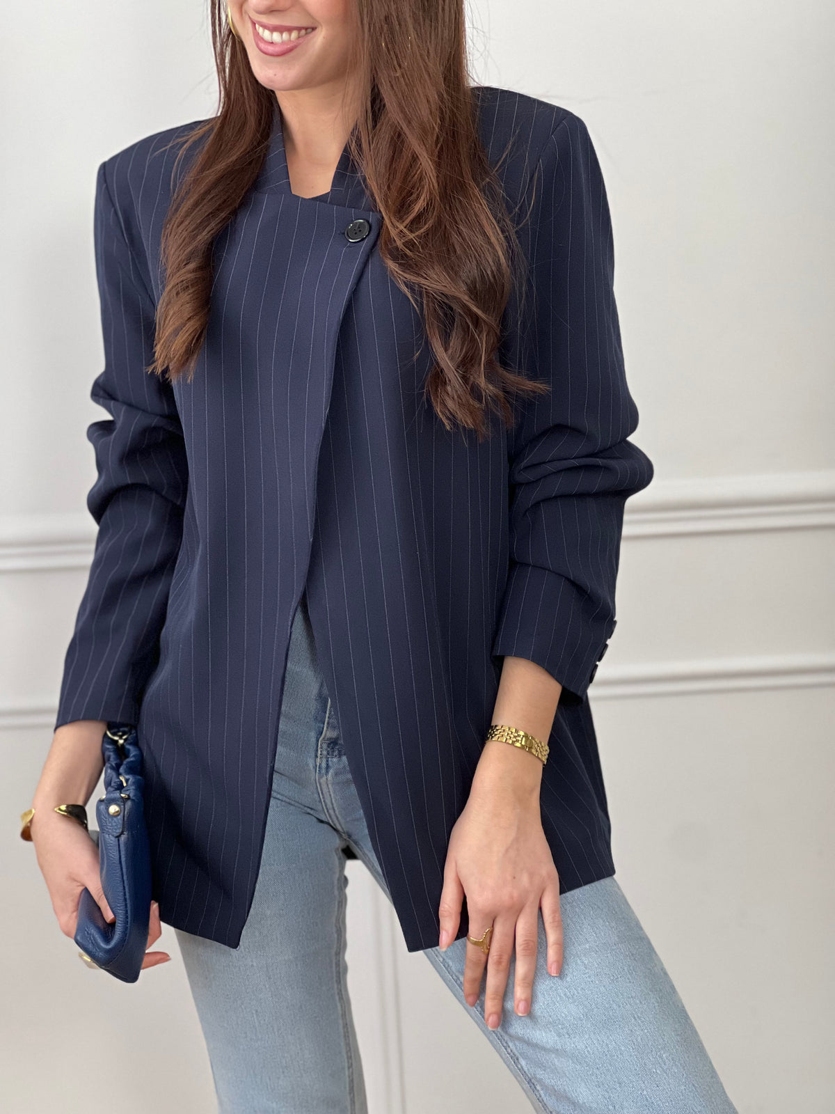 Optez pour cette veste bleu marine à rayures au style moderne et structuré. Sa coupe asymétrique croisée sur le devant lui apporte une allure élégante et originale. Dotée de manches longues, d’un col montant et d’un bouton sur le haut, elle est doublée pour plus de confort. Une veste noire chic, idéale pour compléter vos tenues.