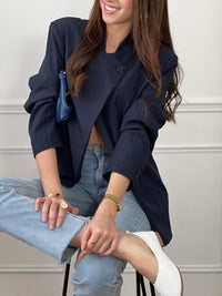 Optez pour cette veste bleu marine à rayures au style moderne et structuré. Sa coupe asymétrique croisée sur le devant lui apporte une allure élégante et originale. Dotée de manches longues, d’un col montant et d’un bouton sur le haut, elle est doublée pour plus de confort. Une veste noire chic, idéale pour compléter vos tenues.