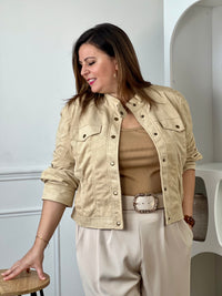 Veste suédine beige sable grande taille à boutons dorés - look avec top camel côtelé, pantalon large écru et ceinture boucle dorée