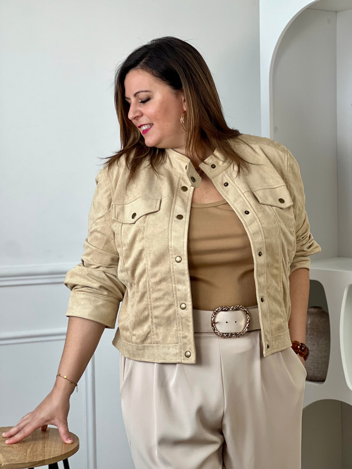 Veste suédine beige sable grande taille à boutons dorés - look avec top camel côtelé, pantalon large écru et ceinture boucle dorée