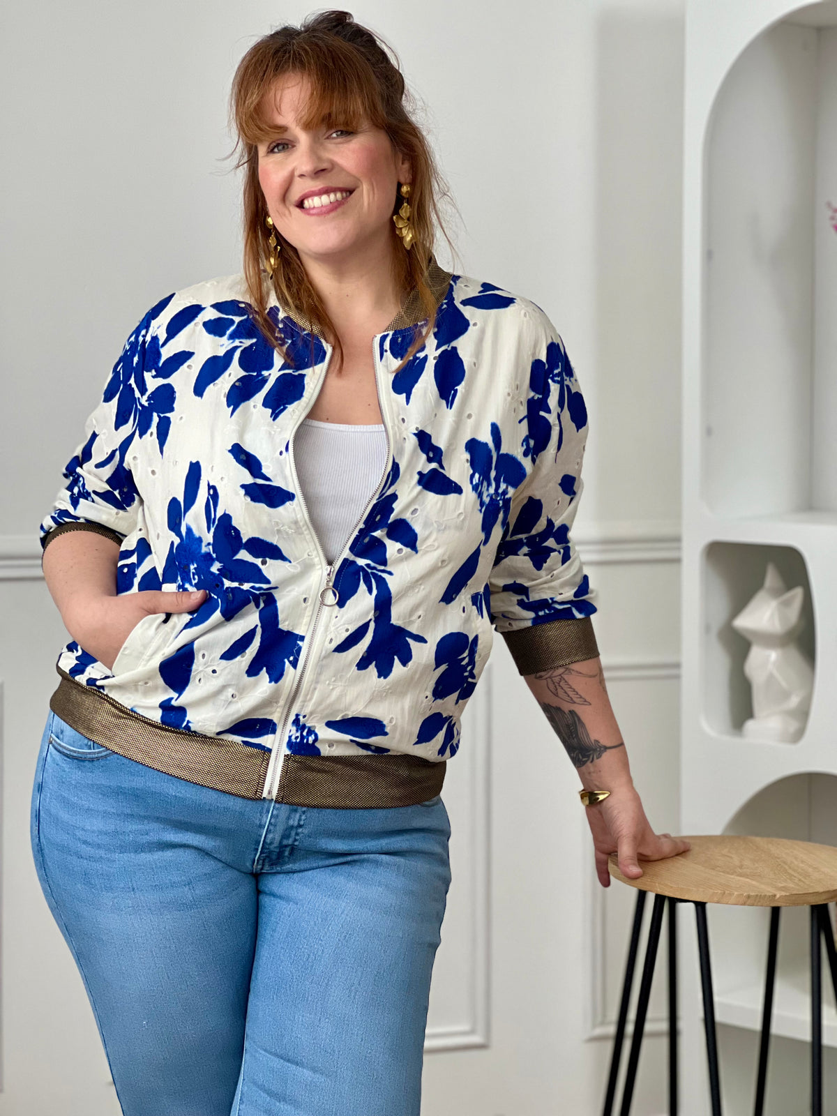 Adoptez ce bomber femme grande taille, tendance et audacieux. Doté d’une fermeture éclair argentée et de deux poches à l’avant, il est doublé pour plus de confort. Ses élastiques noirs et dorés au col, aux poignets et en bas de la veste apportent une touche moderne, tandis que ses motifs léopard subliment votre look avec caractère.