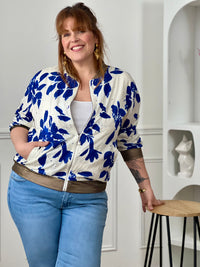 Adoptez ce bomber femme grande taille, tendance et audacieux. Doté d’une fermeture éclair argentée et de deux poches à l’avant, il est doublé pour plus de confort. Ses élastiques noirs et dorés au col, aux poignets et en bas de la veste apportent une touche moderne, tandis que ses motifs léopard subliment votre look avec caractère.