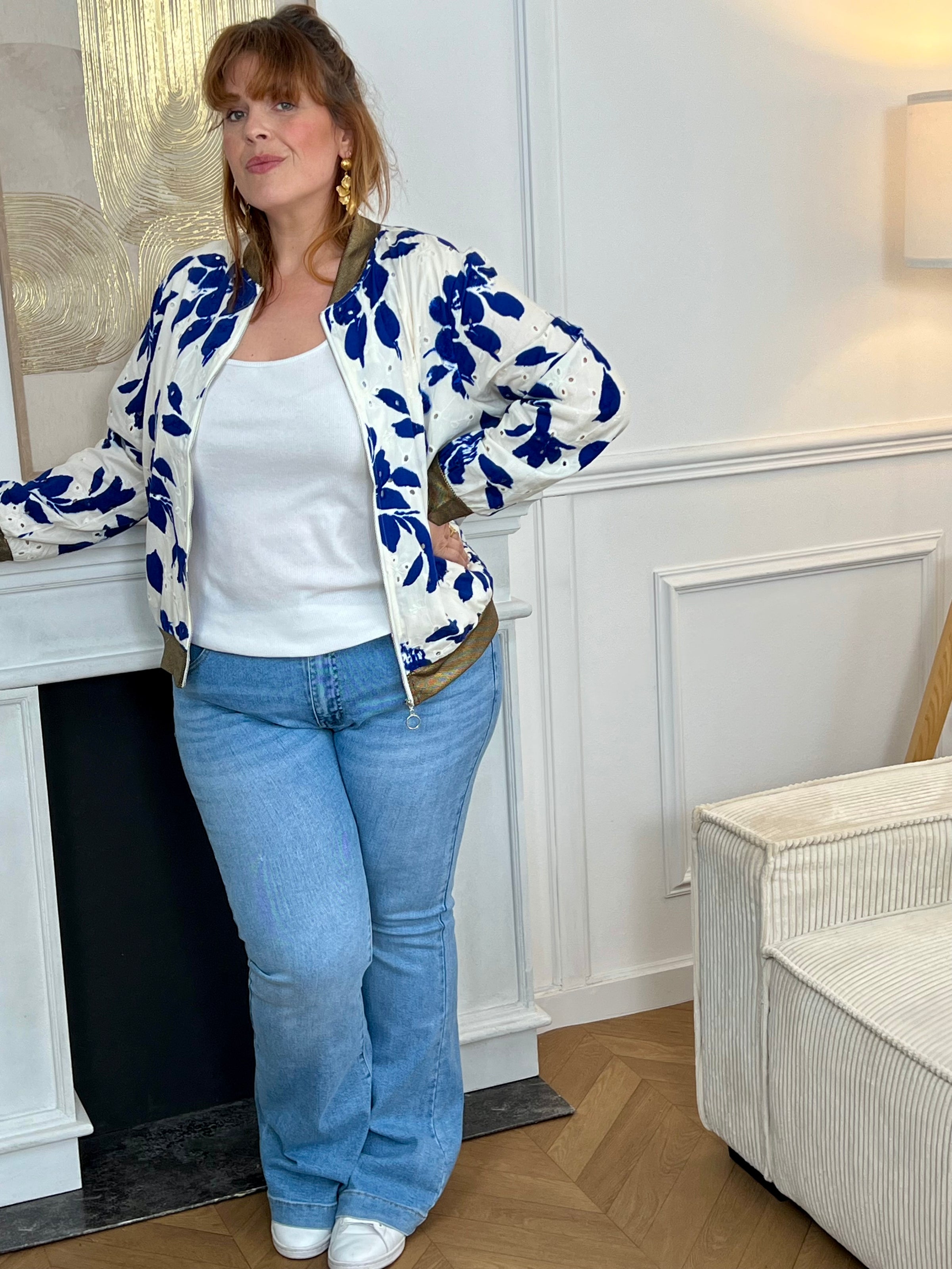 Adoptez ce bomber femme grande taille, tendance et audacieux. Doté d’une fermeture éclair argentée et de deux poches à l’avant, il est doublé pour plus de confort. Ses élastiques noirs et dorés au col, aux poignets et en bas de la veste apportent une touche moderne, tandis que ses motifs léopard subliment votre look avec caractère.