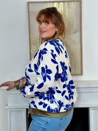 Adoptez ce bomber femme grande taille, tendance et audacieux. Doté d’une fermeture éclair argentée et de deux poches à l’avant, il est doublé pour plus de confort. Ses élastiques noirs et dorés au col, aux poignets et en bas de la veste apportent une touche moderne, tandis que ses motifs léopard subliment votre look avec caractère.