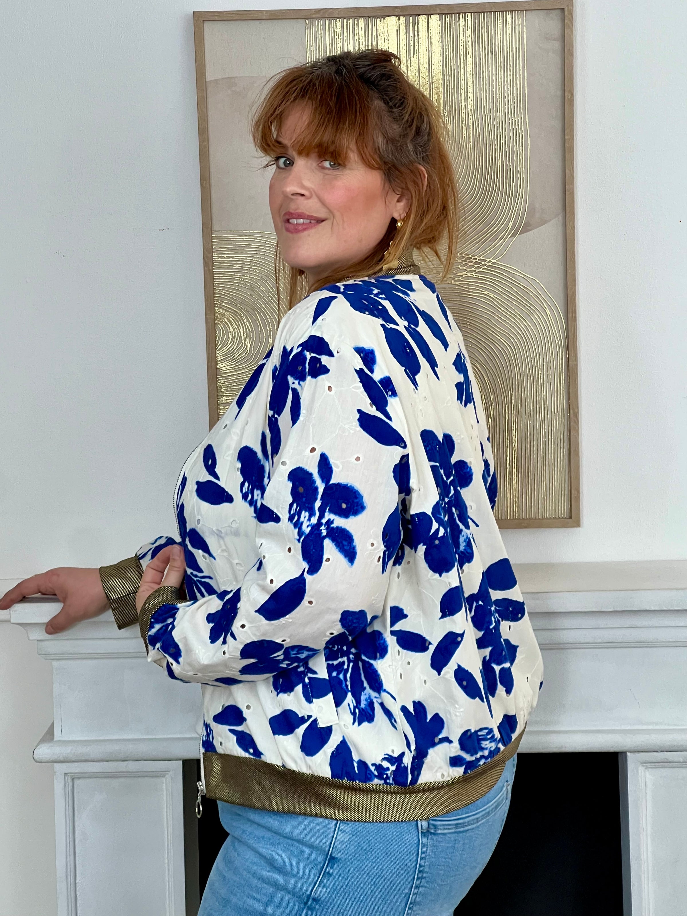 Adoptez ce bomber femme grande taille, tendance et audacieux. Doté d’une fermeture éclair argentée et de deux poches à l’avant, il est doublé pour plus de confort. Ses élastiques noirs et dorés au col, aux poignets et en bas de la veste apportent une touche moderne, tandis que ses motifs léopard subliment votre look avec caractère.