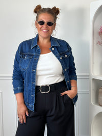 Veste en jean bleu foncé grande taille Peggy boutons longueur et poignets 4 poches – Loïcia
