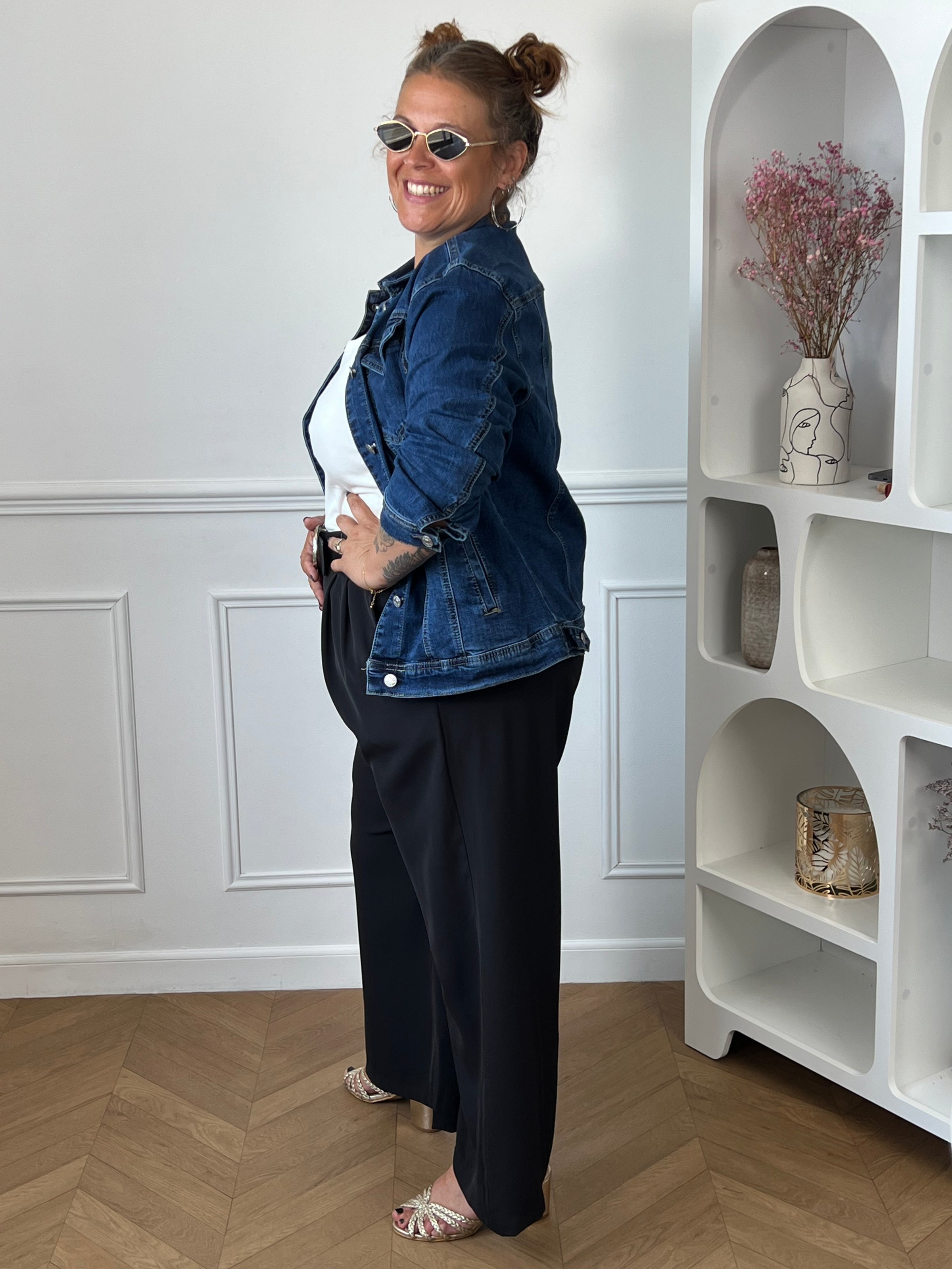 Veste en jean bleu foncé grande taille femme vue de face boutonnée – Loïcia
